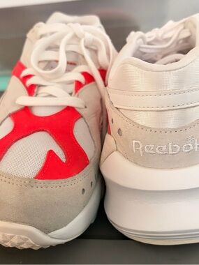 Reebok White Sneakers with Bright pink Accents sz 10.5.